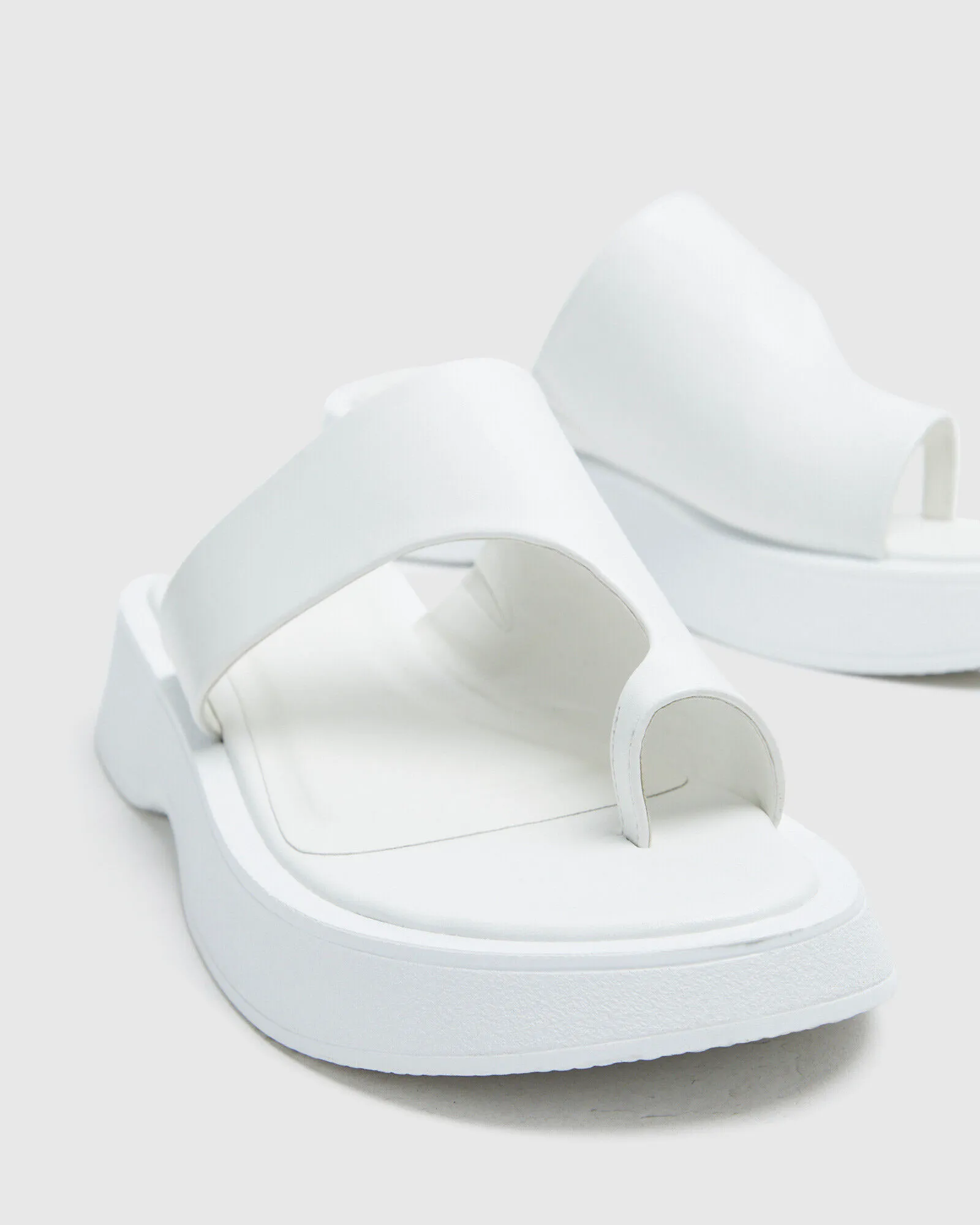 Alice In The Eve Sophia Sandals White