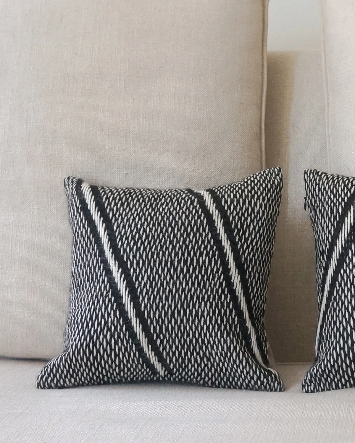 Alpaca Lineas Che Small Pillow