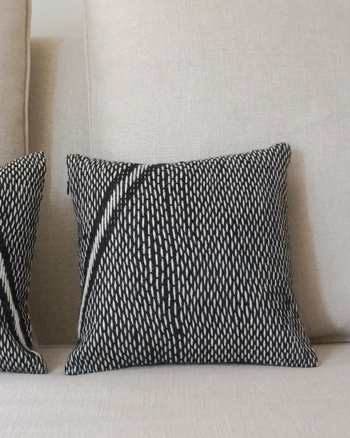 Alpaca Lineas Che Small Pillow