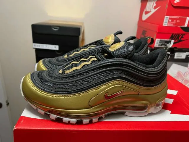 NIKE AIR MAX 97 QS GS "METALLIC GOLD" RED BLACK AT5458 0...